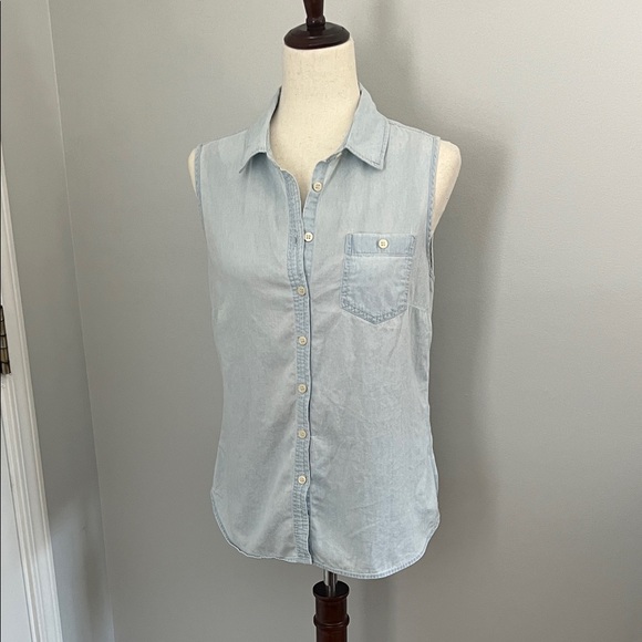 Lucy & Laurel Tops - Vintage Lucy & Laurel Denim Sky Blue Sleeveless Top Size M